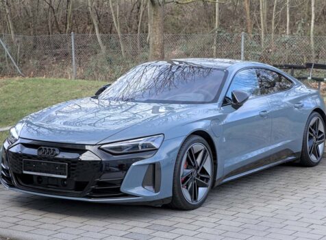 Audi RS e-tron GT, Grau Metallic, Frontansicht, parkend
